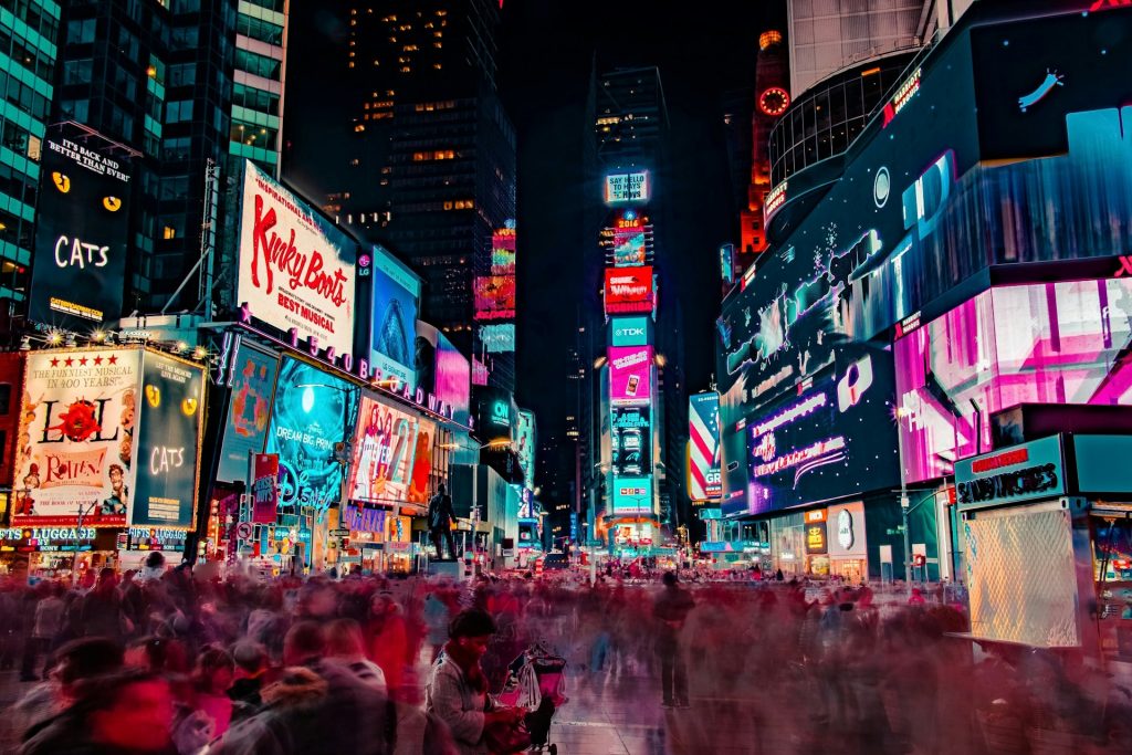 Times Square di notte a New York - Organizzazione tour ed escursioni con Amo New York